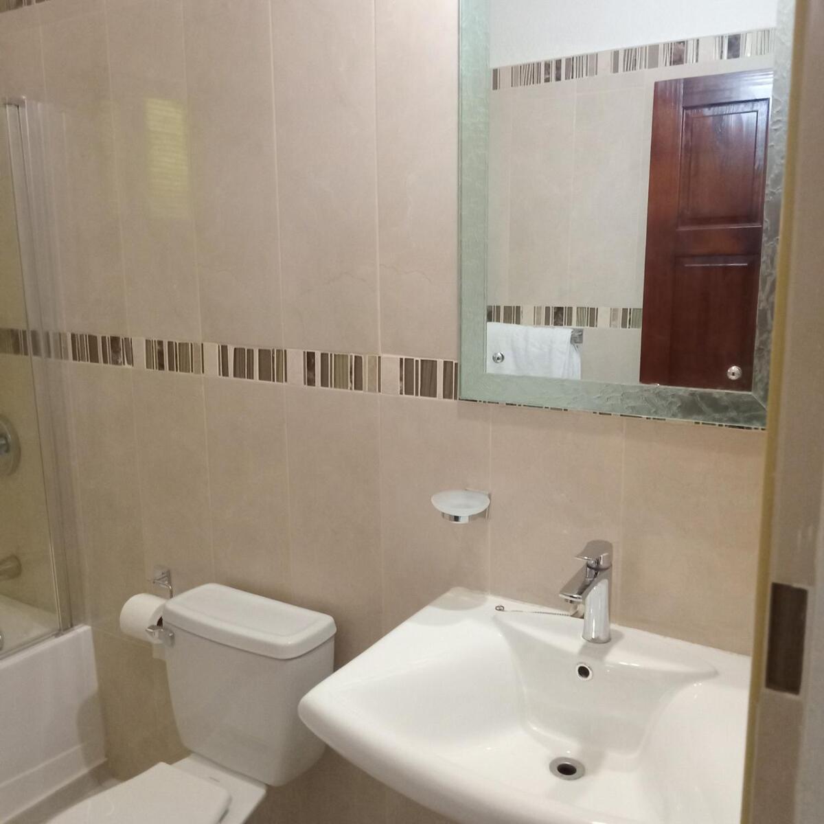 Gorgeous 1 Bedroom Apartment In The Kingston Hills ภายนอก รูปภาพ
