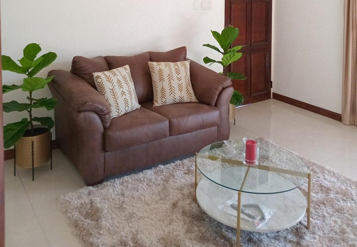 Gorgeous 1 Bedroom Apartment In The Kingston Hills ภายนอก รูปภาพ