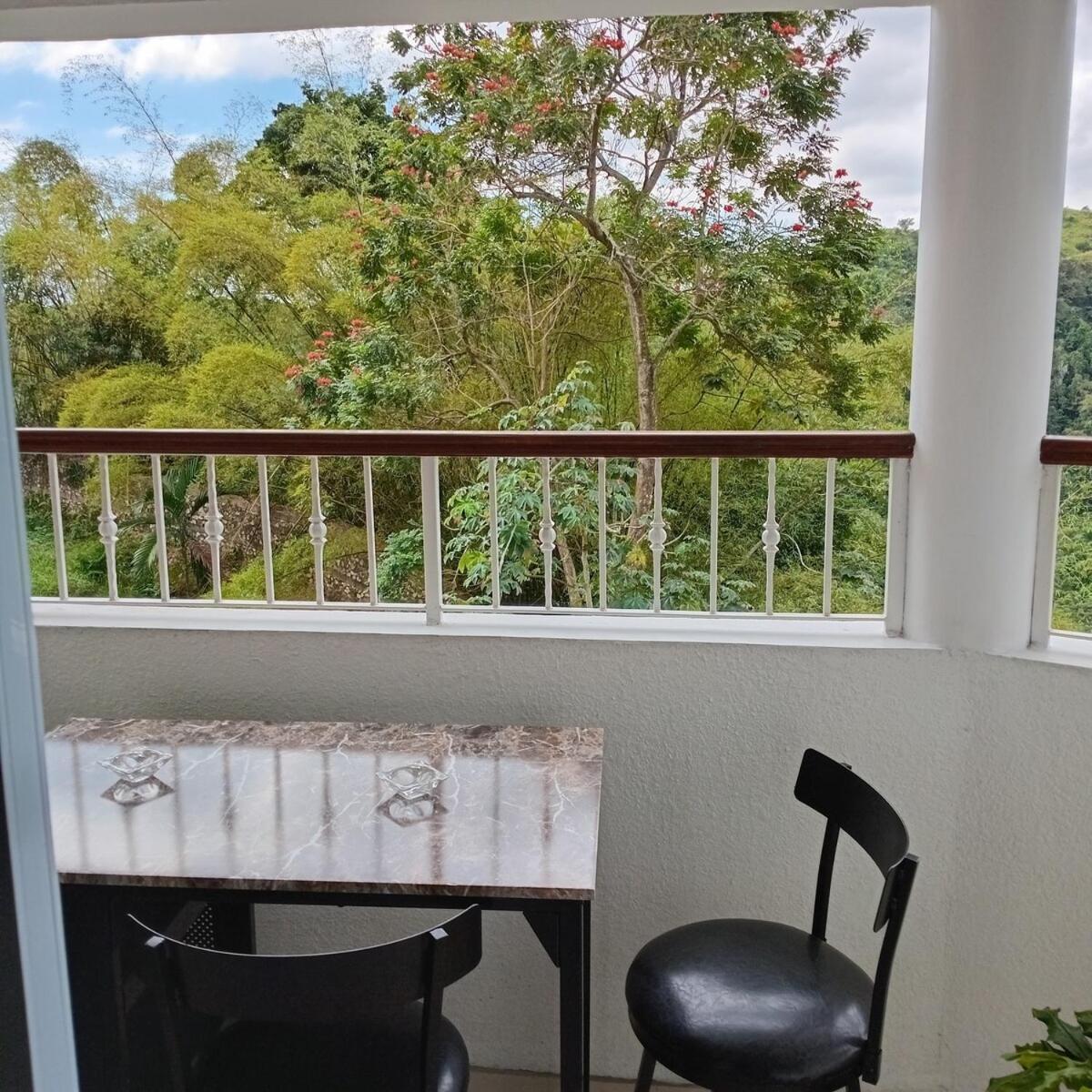 Gorgeous 1 Bedroom Apartment In The Kingston Hills ภายนอก รูปภาพ