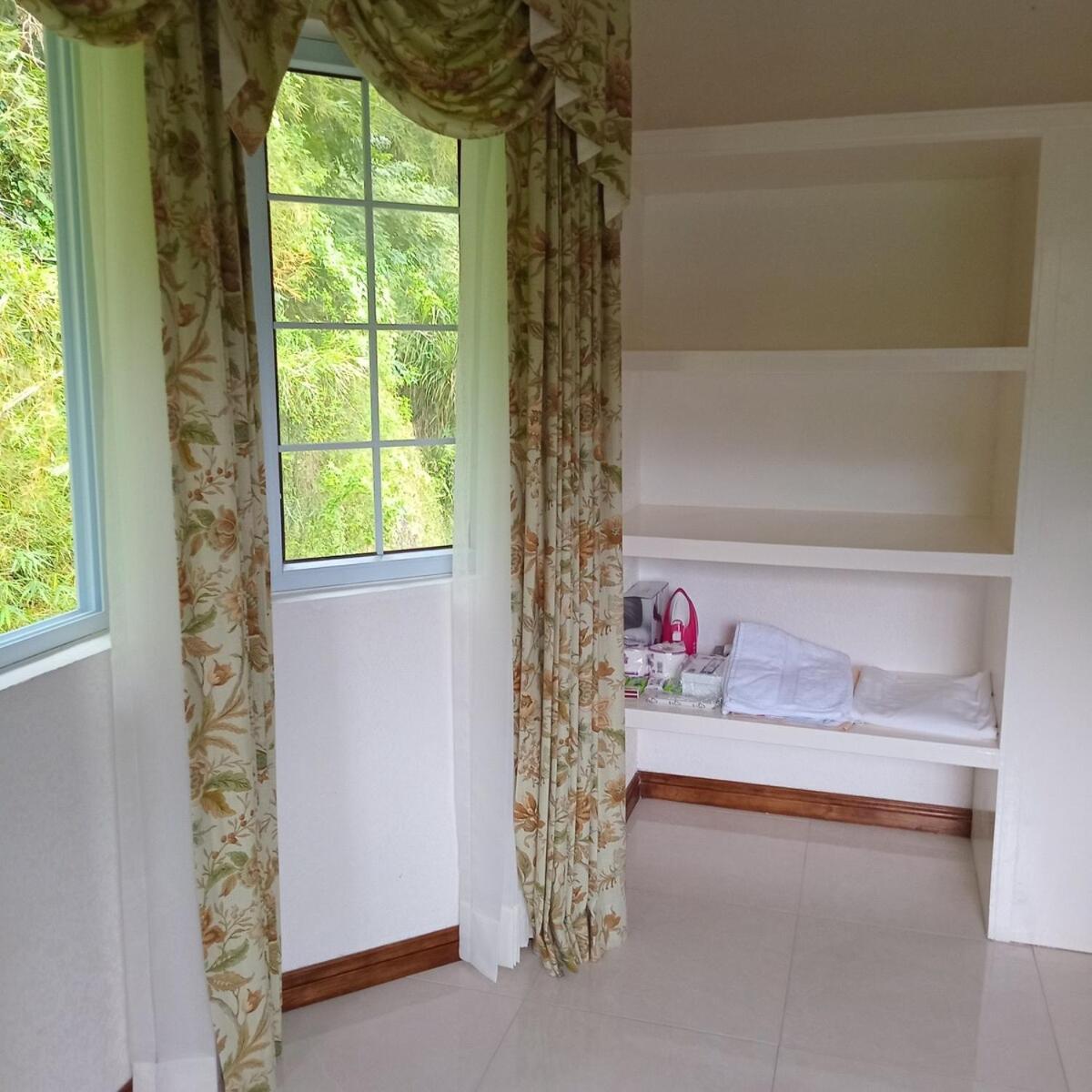 Gorgeous 1 Bedroom Apartment In The Kingston Hills ภายนอก รูปภาพ
